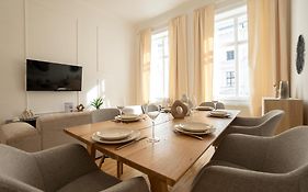 Vibrant 107 M2 Flat In The City Center